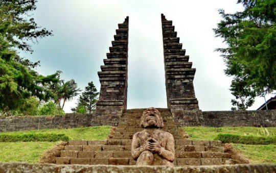 Candi Sukuh – Sejarah, Daya Tarik, Lokasi & Ragam Aktivitas