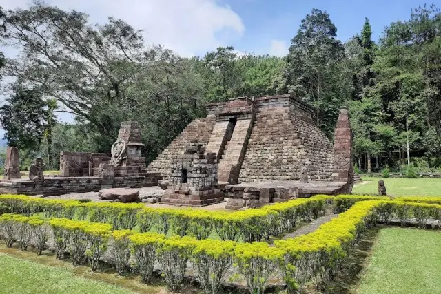 Kegiatan Menarik Candi Sukuh