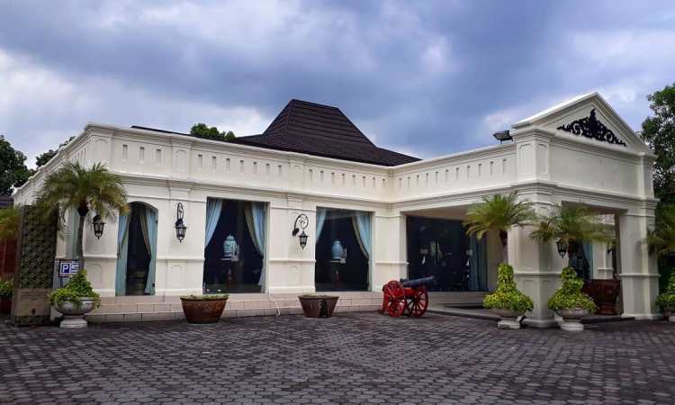 Alamat Museum Batik Danar Hadi