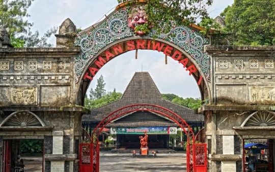 Taman Sriwedari – Sejarah, Daya Tarik, Lokasi & Ragam Aktivitas
