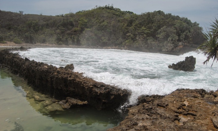 Pantai Batu Bengkung