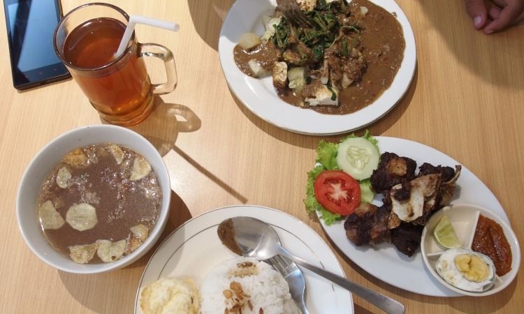24 Minuman & Makanan Khas Surabaya yang Wajib Anda Coba