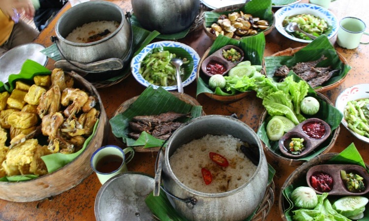 16 Rumah Makan Sunda di Bandung yang Paling Recommended