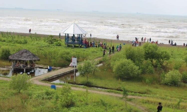 Beragam Fasilitas Pendukung di Pantai Karangsong