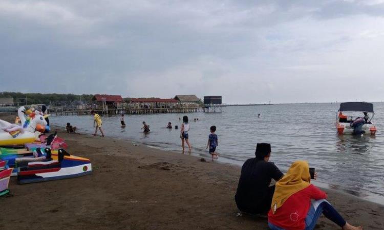 Harga Tiket Masuk & Jam Operasional Pantai Karangsong