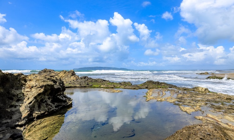 Pesona Keindahan Alam Pantai Karang Nini di Pangandaran