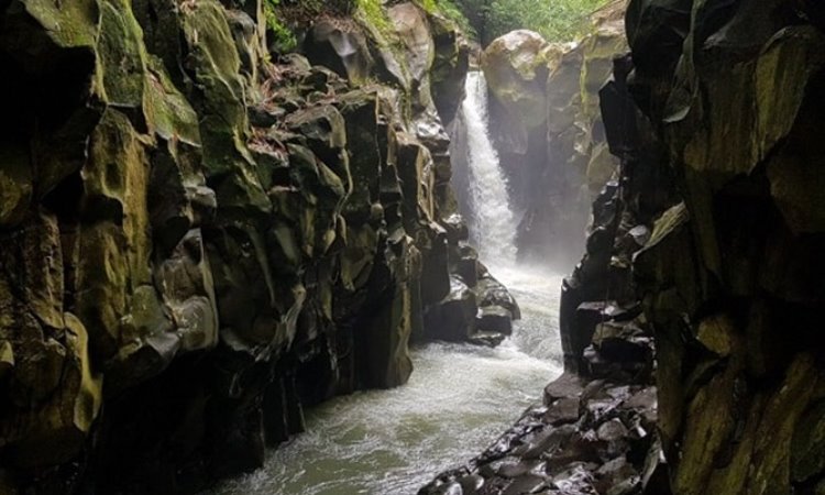 Curug Cikuluwung Bogor, Bermain Air di Lembah Batu Unik