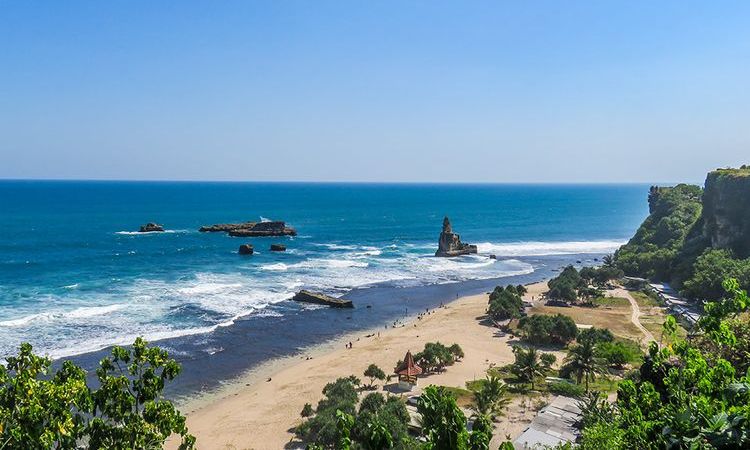 15 Wisata Pantai di Jawa Timur yang Hits & Populer