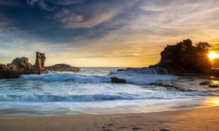 10 Wisata Pantai di Banten yang Hits & Populer