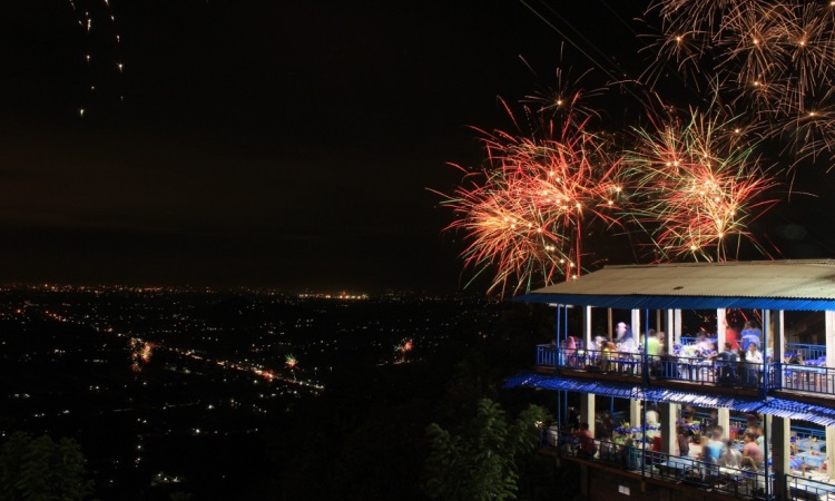 Bukit Bintang, Wisata Malam di Jogja yang Romantis
