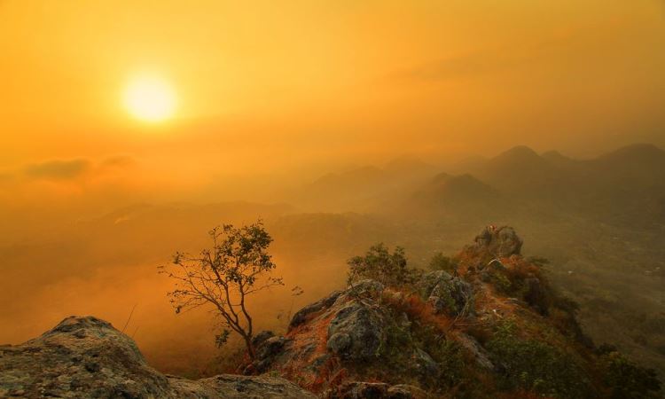 Indahnya Bukit Cumbri, Tempat Mendaki & Menikmati Sunrise di Wonogiri