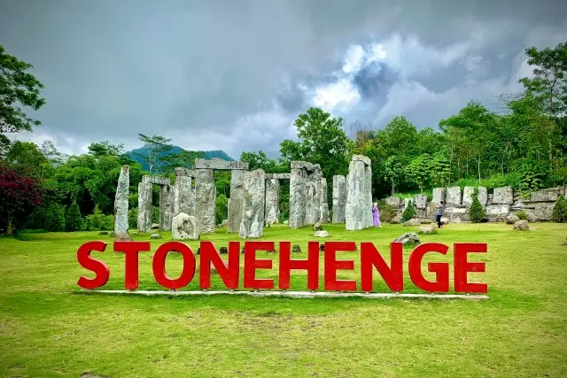 Shutterstock Stonehenge Cangkringan