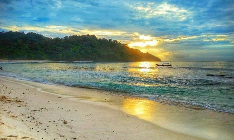 Pantai Sendiki, Wisata Pantai yang Menakjubkan di Malang - Java Travel