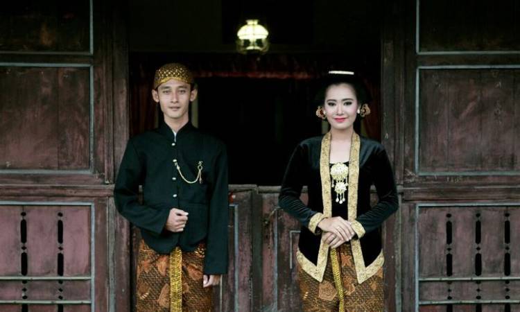 5 Pakaian Adat Jawa Tengah LakiLaki & Perempuan  Java Travel