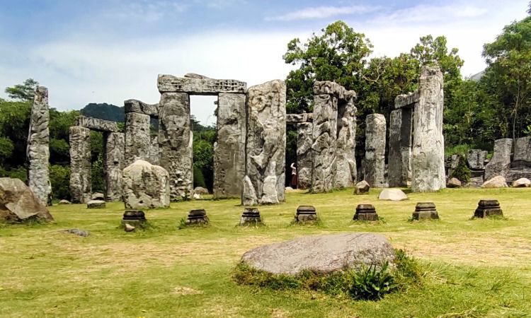 Fasilitas Stonehenge Merapi