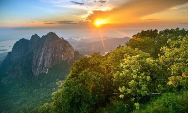 Gunung Bongkok, Objek Wisata Alam yang Berbalut Legenda di Purwakarta