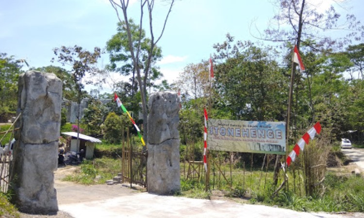 Jam Operasional Stonehenge Merapi
