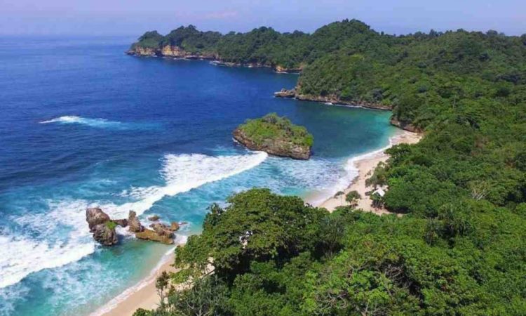 Pantai Banyu Meneng, Pesona Pantai Tenang yang Menyejukkan Hati di Malang
