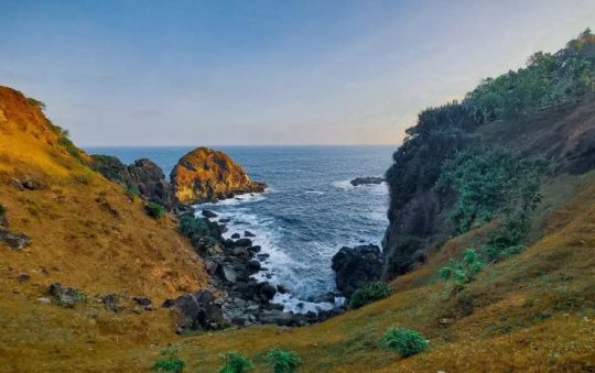 Bukit Pengilon, Menikmati Panorama Laut & Padang Rumput Nan Hijau di Gunung Kidul
