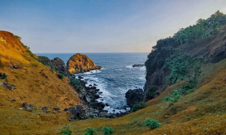 Bukit Pengilon, Menikmati Panorama Laut & Padang Rumput Nan Hijau di Gunung Kidul