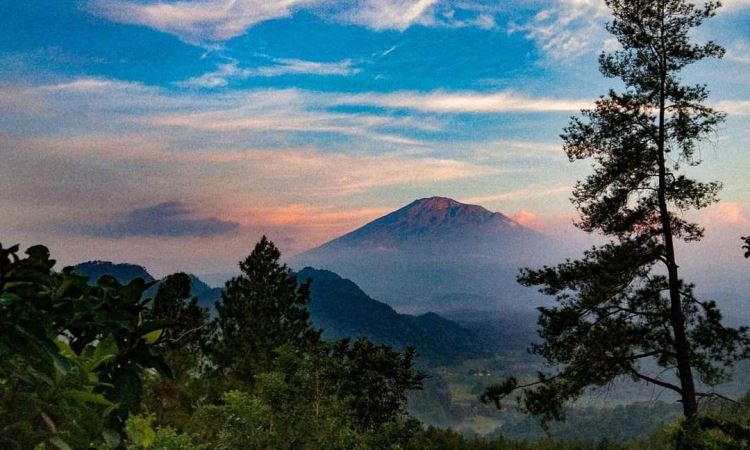 Bukit Sanghyangdora, Bukit Cantik dengan Panorama Alam Memukau di Majalengka