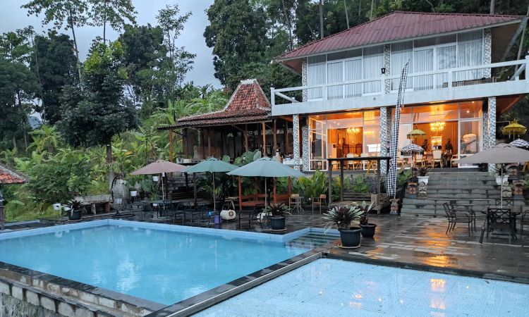 Mandapa Kirana Resort Sentul, Tempat Keren Dengan View Khas Pura yang Asri di Bogor