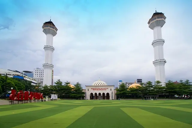 Shutterstock Daya Tarik Masjid Raya Bandung
