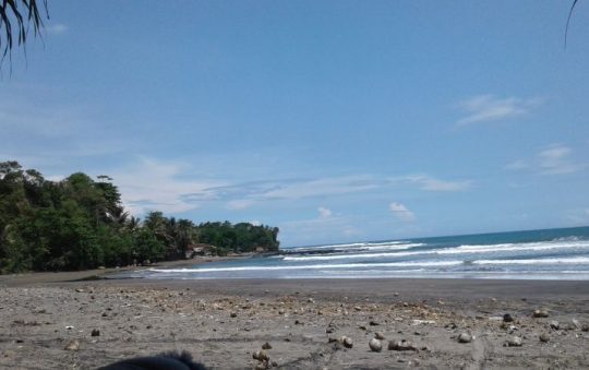Pantai Cidora, Pantai Cantik dengan Karang & Tebing Eksotis di Garut
