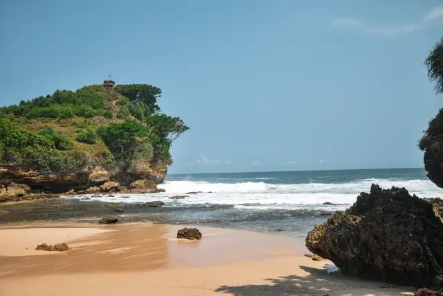 Shutterstock Wisata Pantai Ngetun