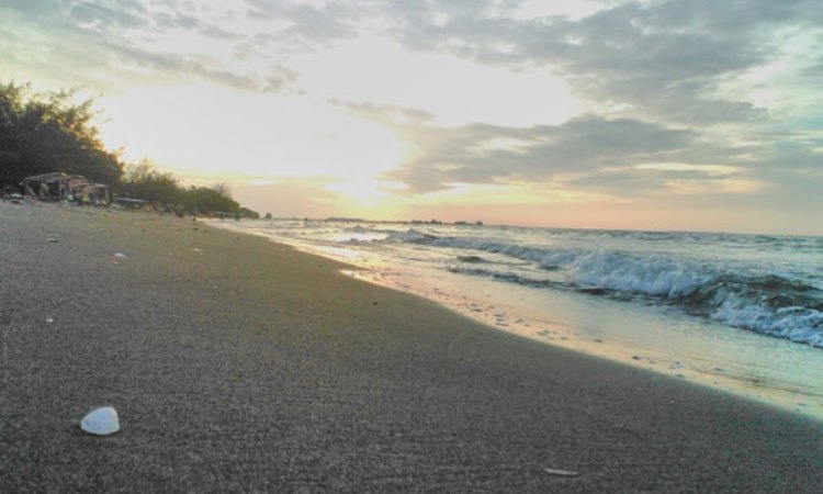 Pantai Ngebum, Spot Terbaik Menikmati Indahnya Panorama Laut di Kendal
