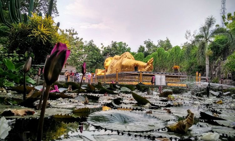 Kegiatan Menarik Patung Buddha Tidur