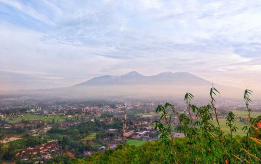 Gunung Sunda, Spot Favorit untuk Menikmati Sunset & Sunrise di Sukabumi