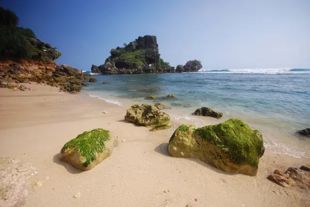 Shutterstock Wisata Pantai Nglambor