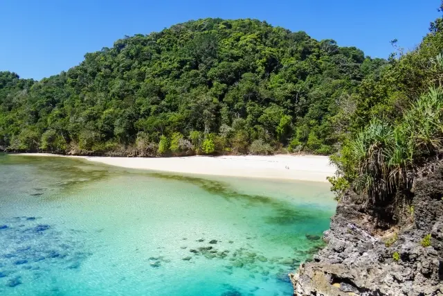 Shutterstock kegiatan Pulau Sempu Malang