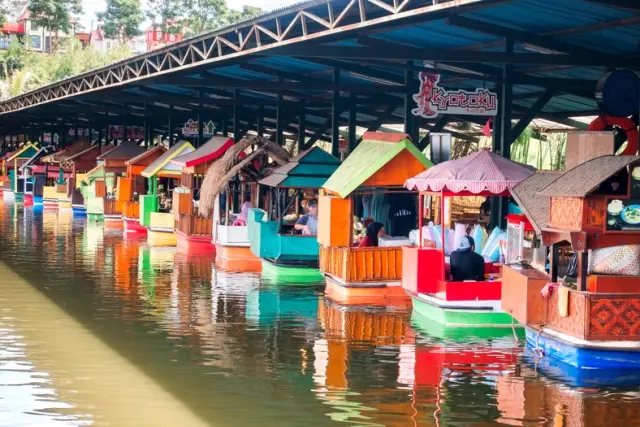 Shutterstock Alamat Floating Market Lembang